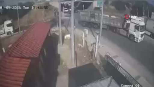 İzmir’de otomobil tıra böyle saplandı: Otomobil sürücüsü hayatını kaybetti