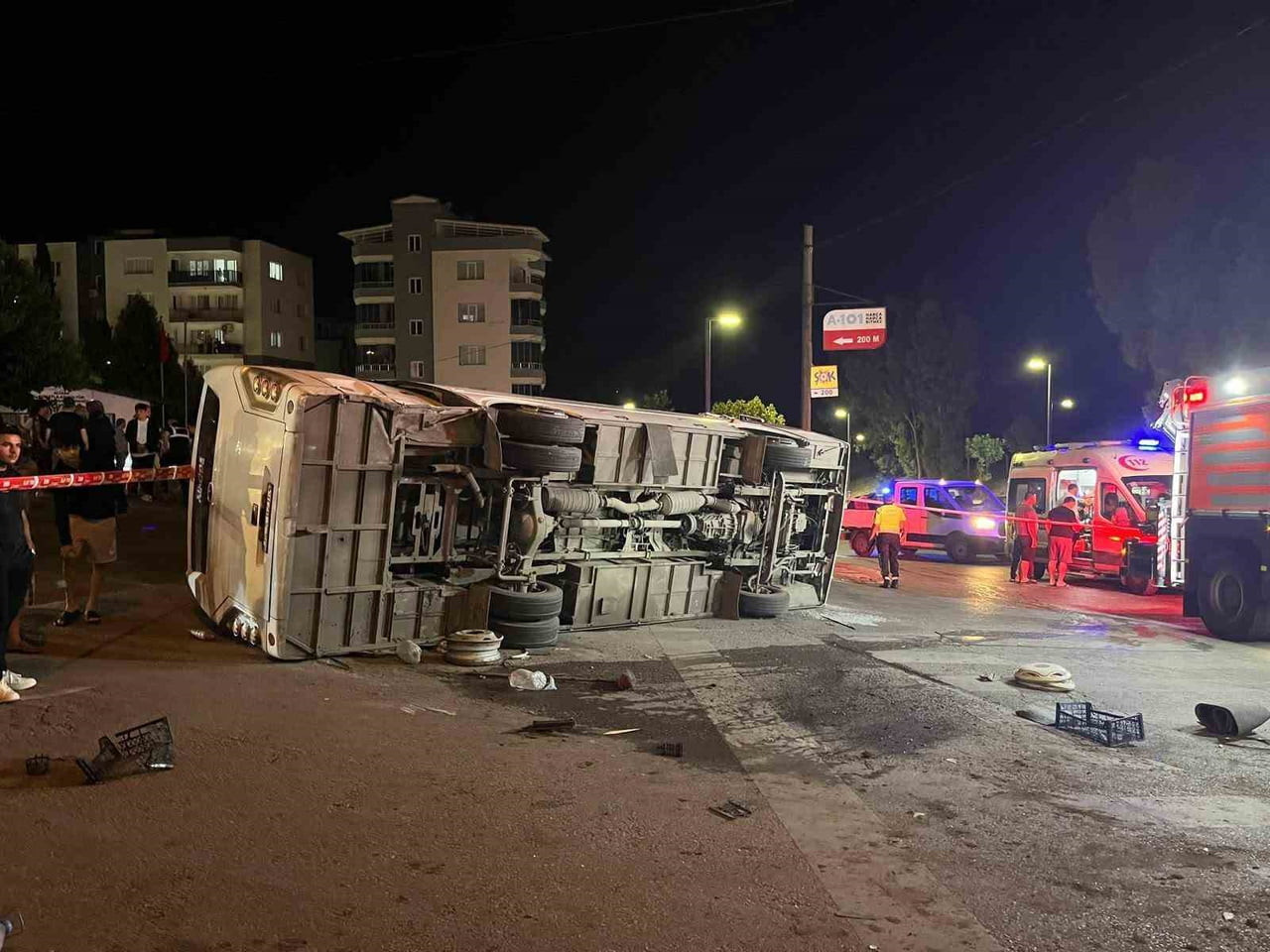 İZMİR’DE SERVİS OTOBÜSÜ İLE OTOMOBİL ÇARPIŞTI: 4 YARALI