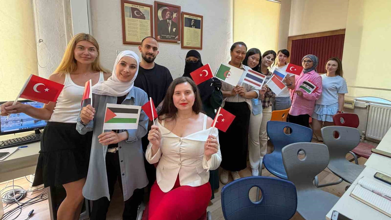 İZMİR’DE TÜRK KÜLTÜRÜNE GÖNÜL VEREN ‘YABANCI GELİNLER’, BORNOVA HALK EĞİTİM MERKEZİNDE AÇILAN...