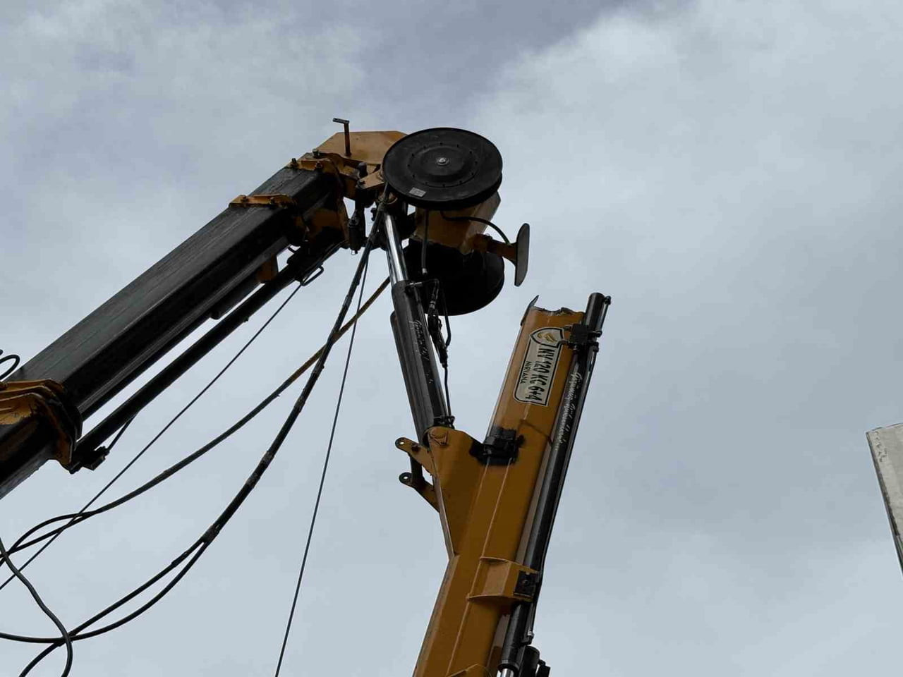 İZMİR’İN BAYRAKLI İLÇESİNDEKİ BİR İNŞAATTA DEMİR YÜKLEMESİ YAPAN VİNCİN PARÇASININ KIRILARAK...