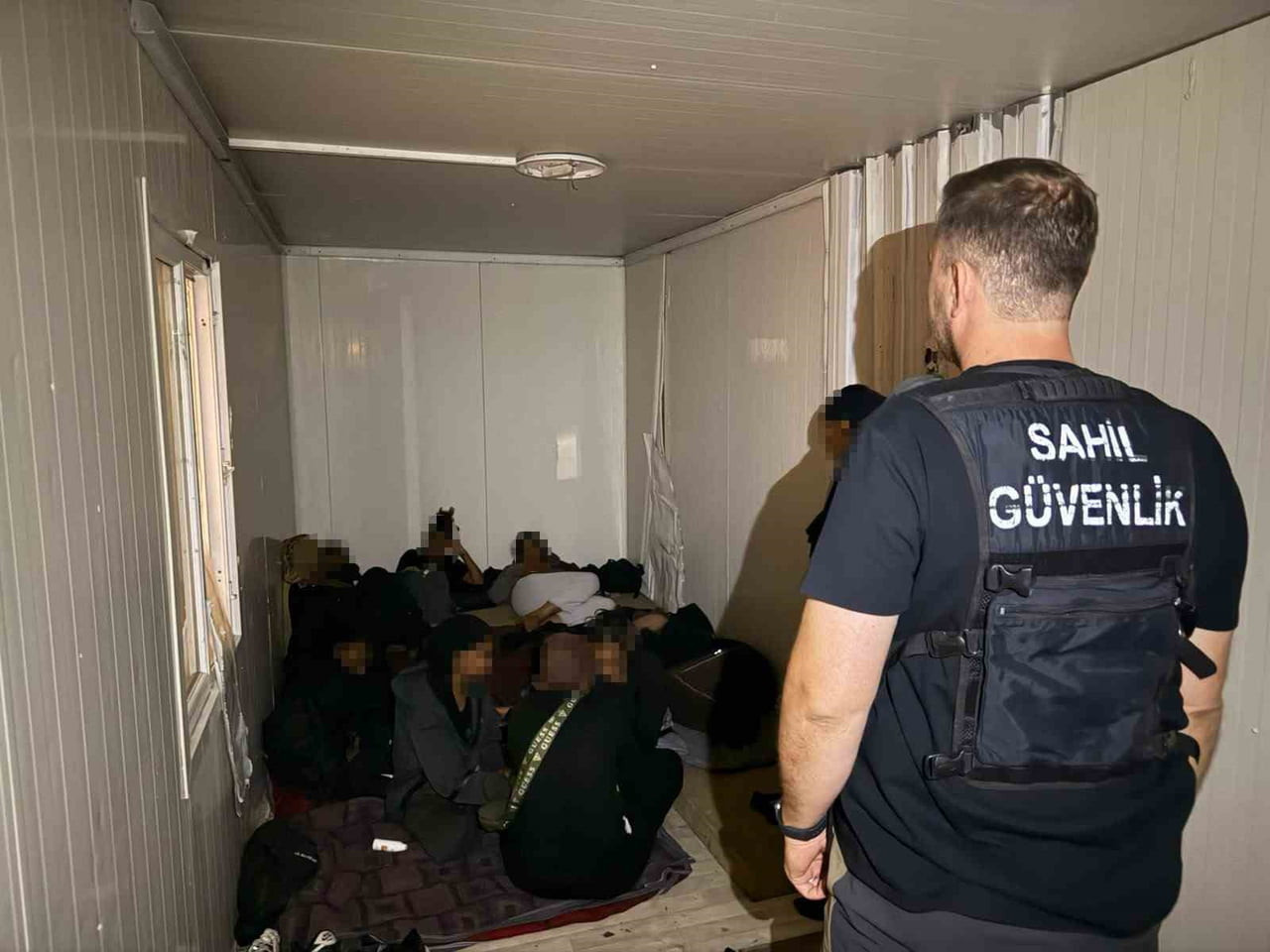 İZMİR’İN ÇEŞME İLÇESİNDE GERÇEKLEŞTİRİLEN İKİ AYRI OPERASYONDA TOPLAM 54 DÜZENSİZ GÖÇMEN...