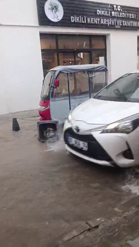 İZMİR’İN DİKİLİ İLÇESİNDE ANİDEN BASTIRAN SAĞANAK, CADDE VE SOKAKLARI SULAR ALTINDA...