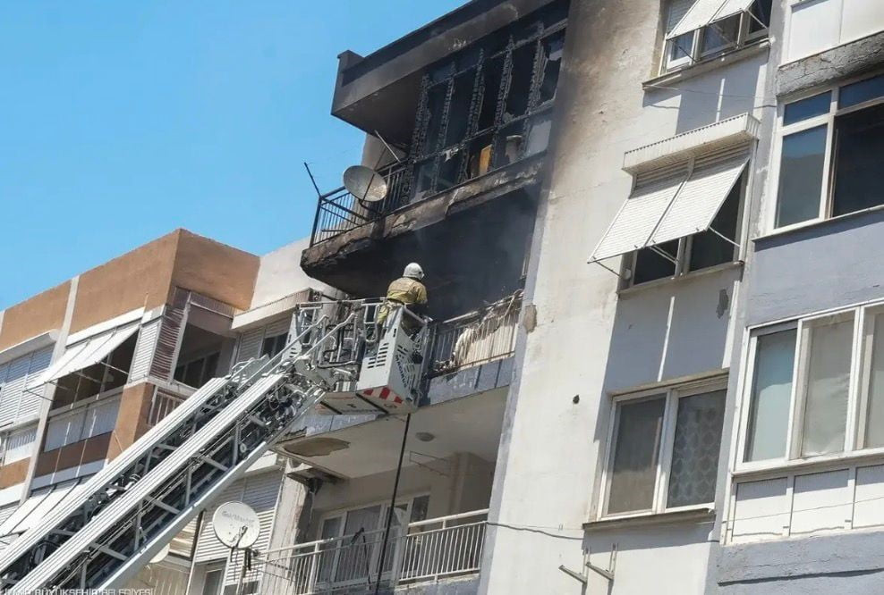 İZMİR’İN KARABAĞLAR İLÇESİNDE 7 KATLI BİR APARTMANIN 6’NCI KATINDA ÇIKAN YANGIN, İTFAİYE...