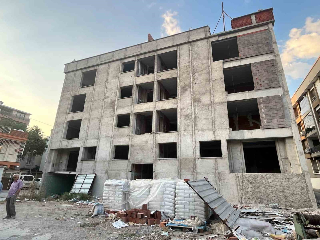 İZMİR’İN KARŞIYAKA İLÇESİNDE, BİR MÜTEAHHİDİN İNŞAAT HALİNDEKİ PROJEDE AYNI PARSEL ÜZERİNDEN ÇOK...
