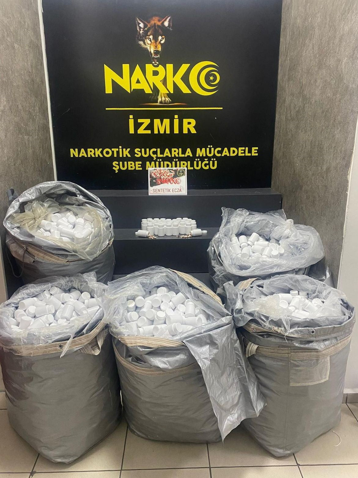 İZMİR’İN KEMALPAŞA İLÇESİNDE POLİS EKİPLERİ TARAFINDAN DURDURULAN BİR ARAÇTA YAPILAN ARAMADA 156...