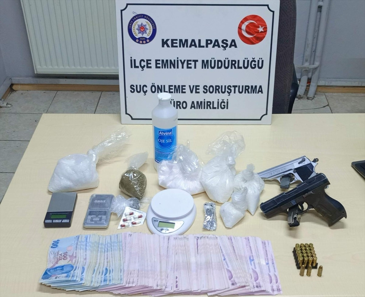 İzmir’in Kemalpaşa ilçesinde polis ekiplerinin yaptığı uyuşturucu operasyonunda yakalanan 2 zanlı...