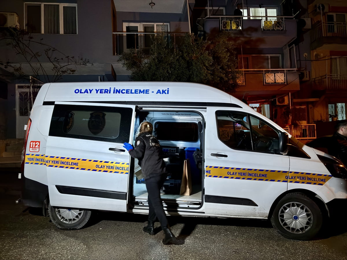 İzmir’in Konak ilçesinde hırsızlık amacıyla eve giren şüpheliler tarafından bıçaklanan 81...