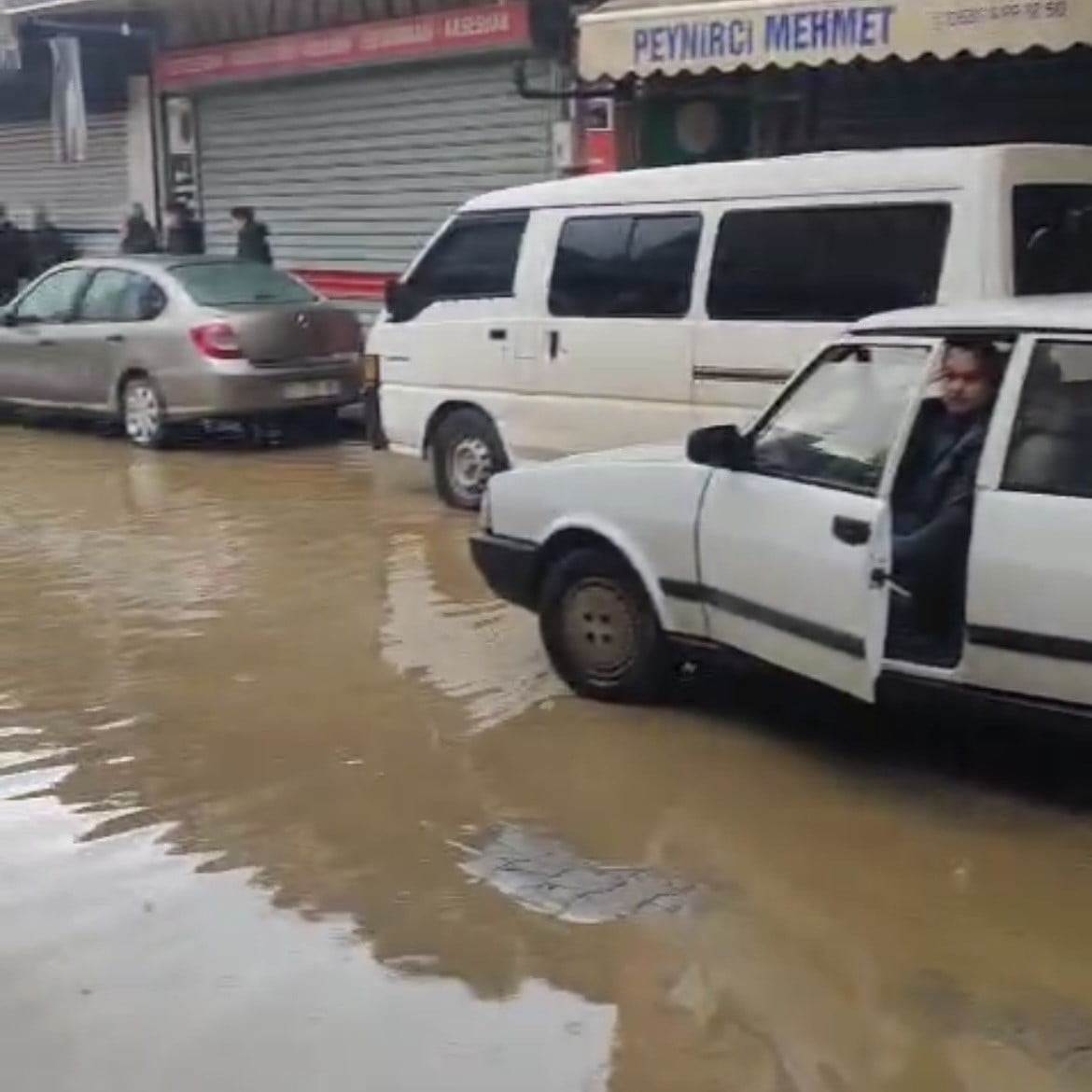 İZMİR’İN ÖDEMİŞ İLÇESİNDE ÖĞLEDEN SONRA ANİDEN BASTIRAN SAĞANAK YAĞIŞ HAYATI OLUMSUZ ETKİLEDİ....