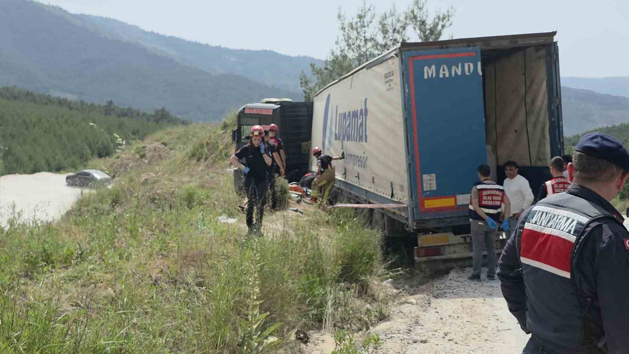 İZMİR’İN TİRE İLÇESİNDE KONTROLDEN ÇIKARAK DEVRİLEN TIRIN ALTINDA KALAN SÜRÜCÜ, OLAY YERİNDE...