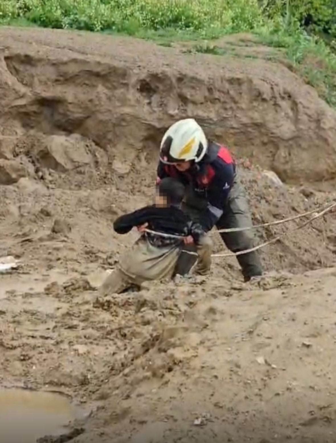 İZMİR’İN TORBALI İLÇESİNDE DÜN ETKİLİ OLAN SAĞANAK YAĞIŞ SONRASI BALÇIĞA DÖNEN ARAZİDE OYUN...