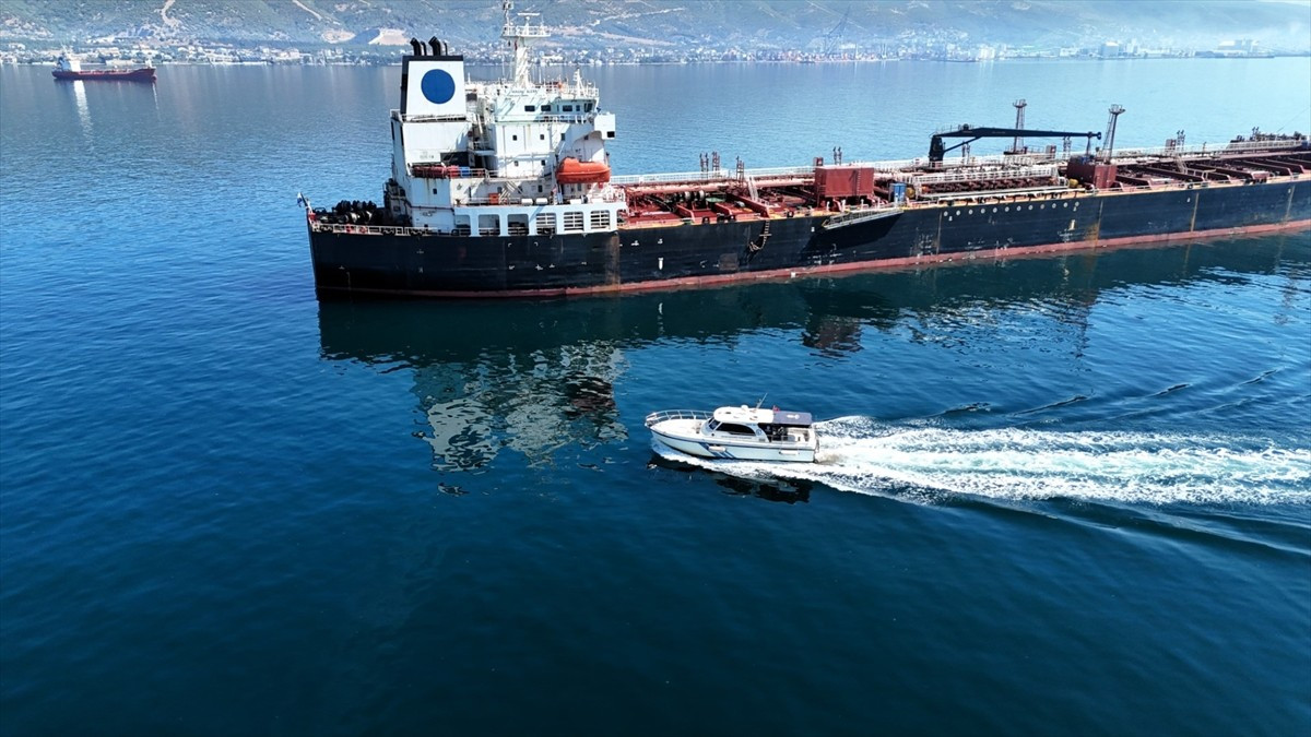 İzmit Körfezi'nde 2008'den bu yana süren temizlik çalışmalarında 7 bin 90 metreküp atık deniz...