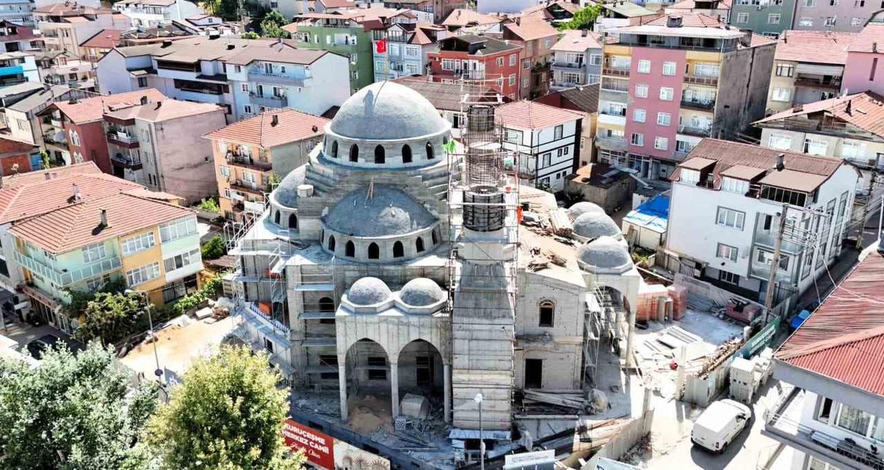 İZMİT'TE "RİSKLİ YAPI" OLDUĞU GEREKÇESİYLE GEÇEN YIL YIKILARAK KOCAELİ BÜYÜKŞEHİR BELEDİYESİ...