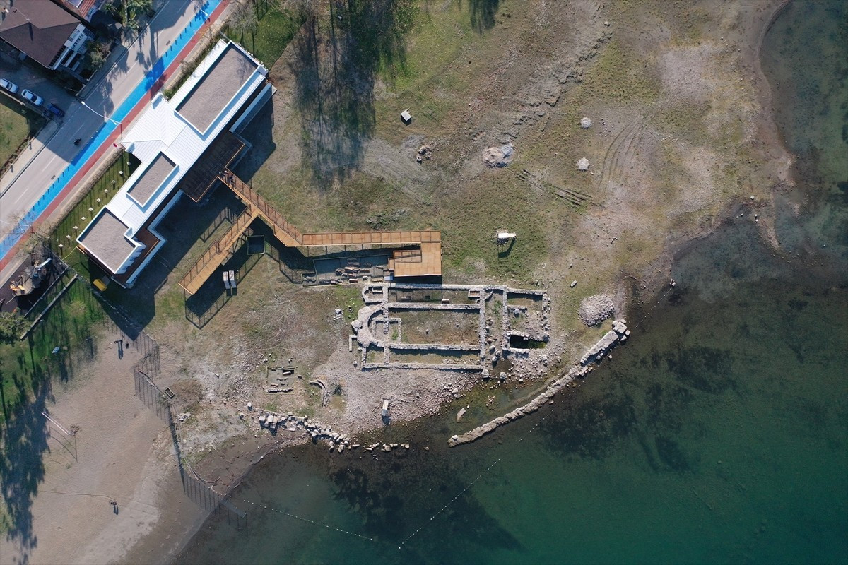 İznik Gölü'nde 11 yıl önce 20 metre açıkta, yaklaşık 2 metre derinlikte bulunan, son dönemde ise...