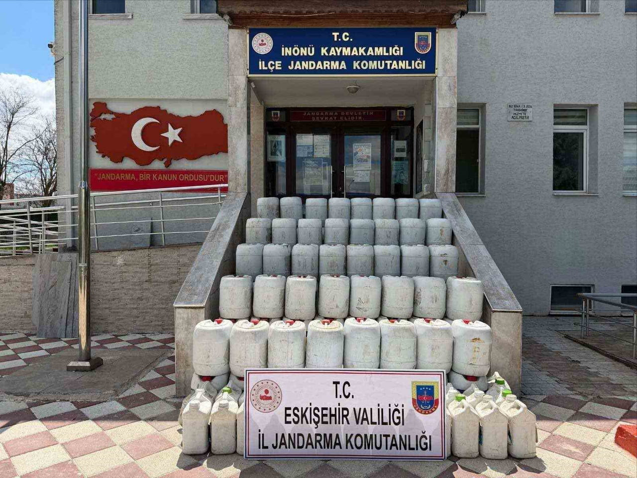 JANDARMA 2 BİN 270 LİTRE SAHTE SIVI GÜBRE ELE GEÇİRLİDİ
