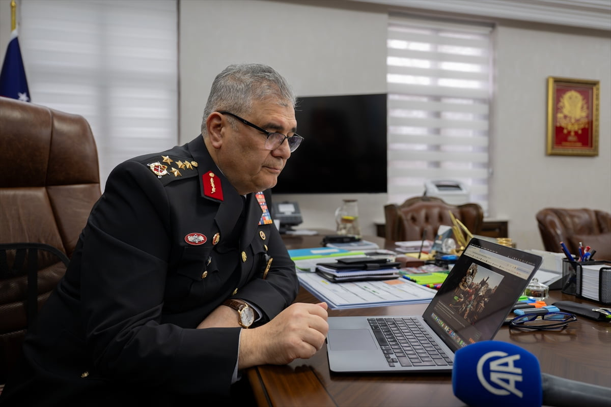 Jandarma Genel Komutanı Orgeneral Ali Çardakcı, AA'nın "Yılın Kareleri" oylamasına katıldı.