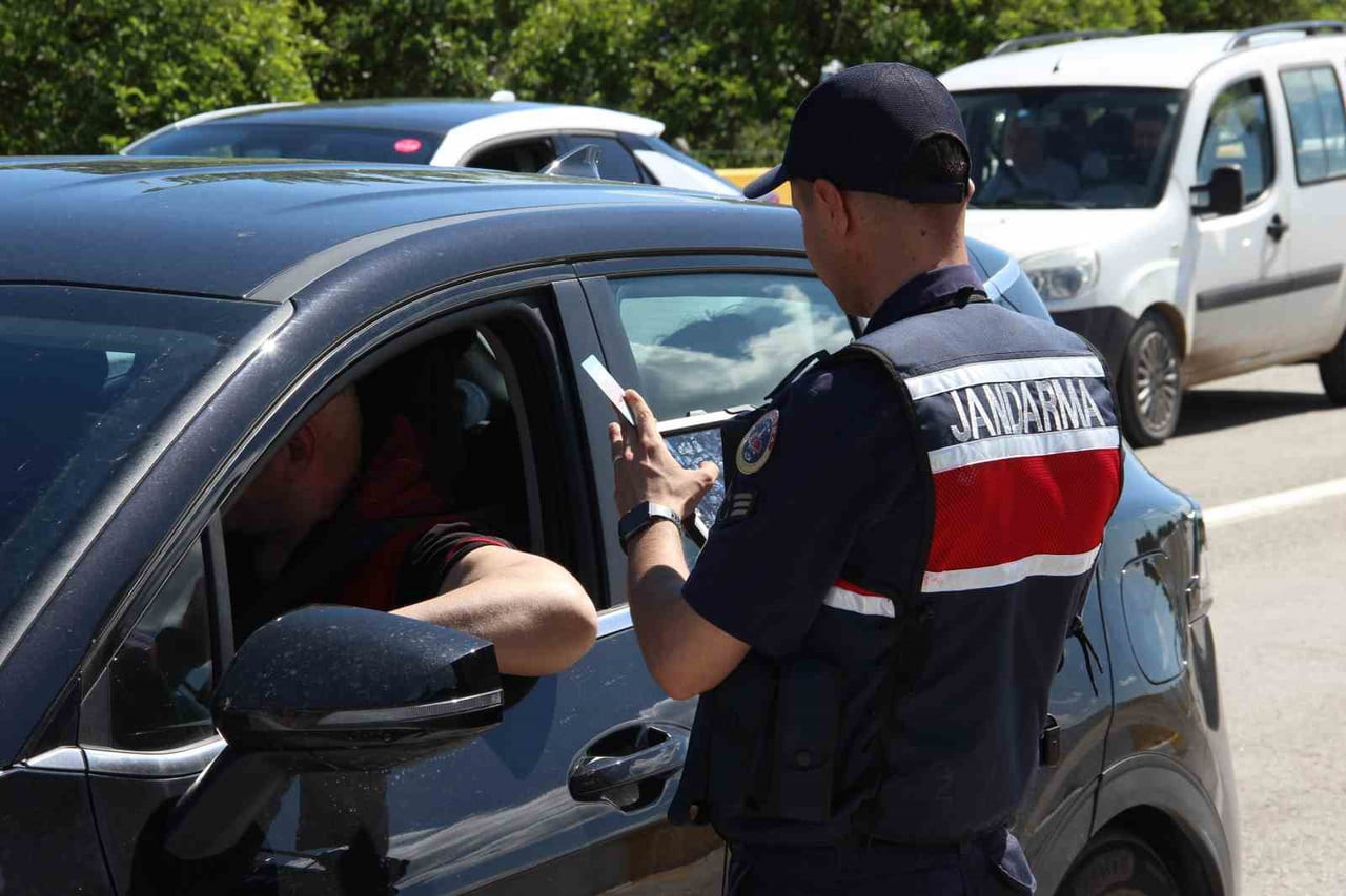 JANDARMA TRAFİK DENETLEME NOKTASINDA SÜRÜCÜLER TEK TEK KONTROL EDİLDİ