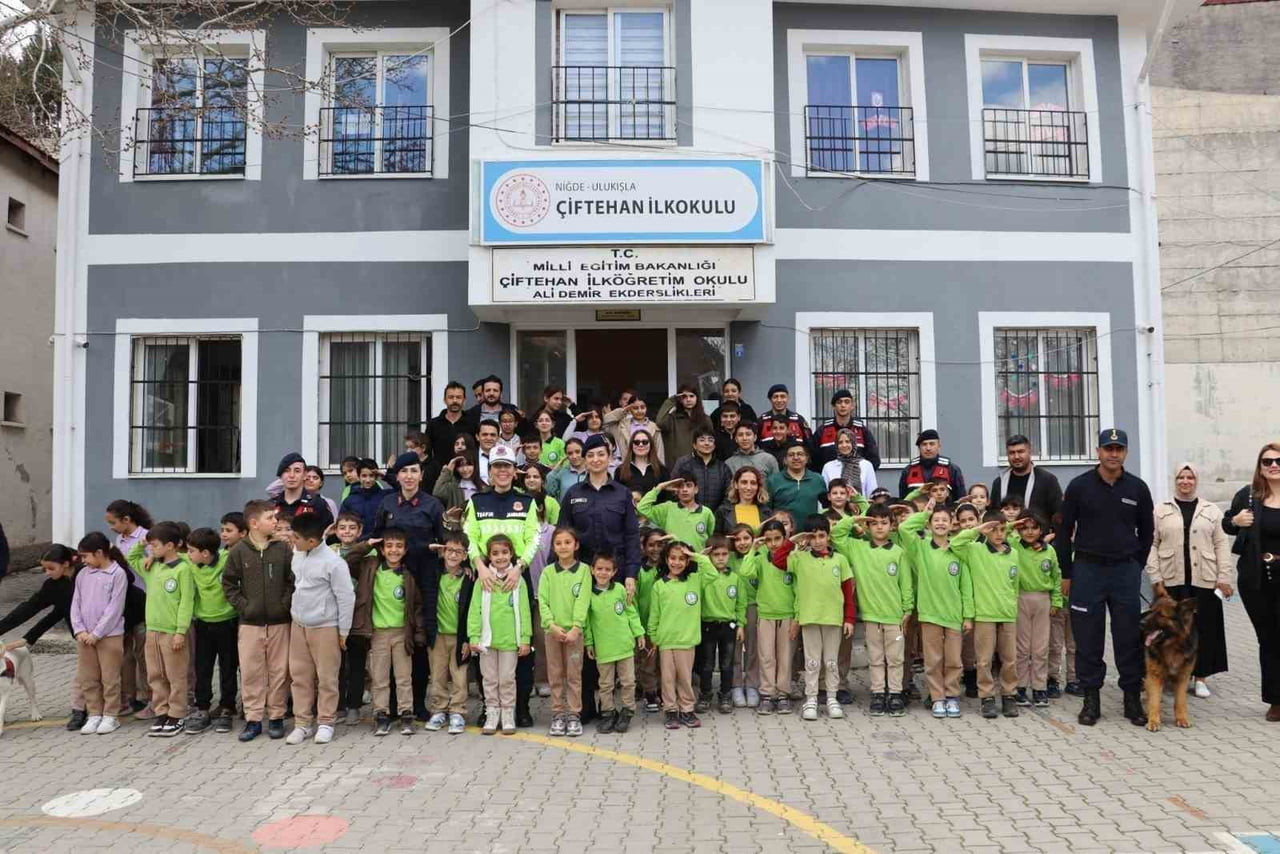 JANDARMADAN NİĞDE’DE ÖĞRENCİLERE MESLEK TANITIMI VE GÜVENLİK EĞİTİMİ