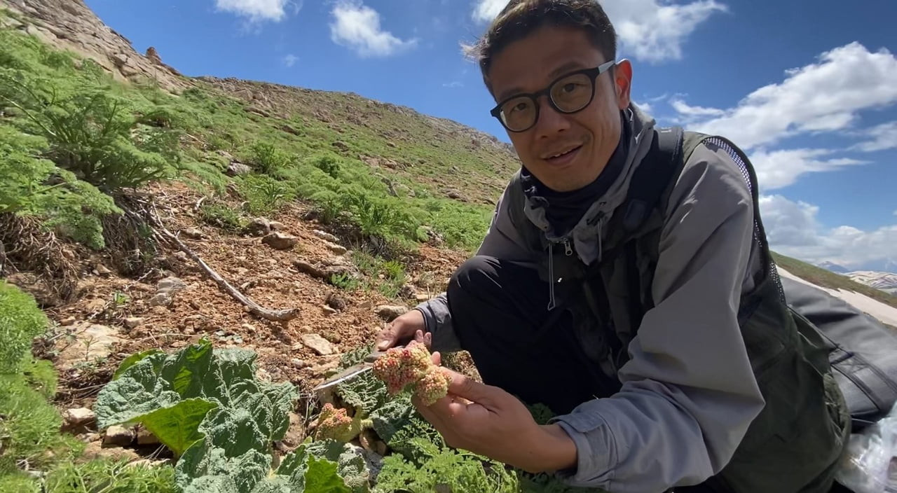 JAPONYA'DAN BÖLGENİN COĞRAFYASINI MERAK EDEREK HAKKARİ'NİN YÜKSEKOVA İLÇESİNE GELEN GEZGİN MASATO...