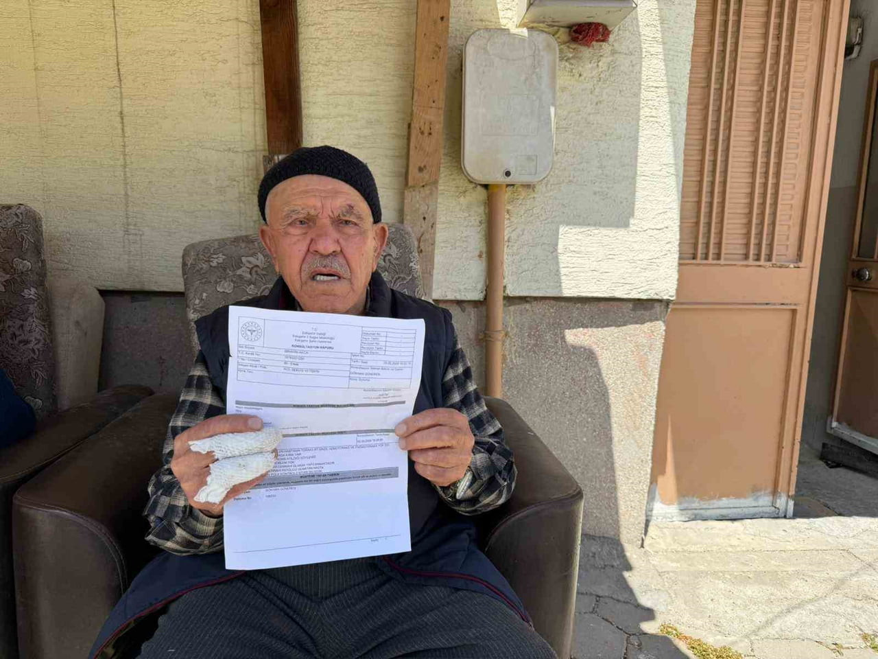 KABURGASI KIRILAN, KAFASINDAN VE GÖZÜNDE MORLUKLAR OLAN 86 YAŞINDAKİ İBRAHİM AKÇA