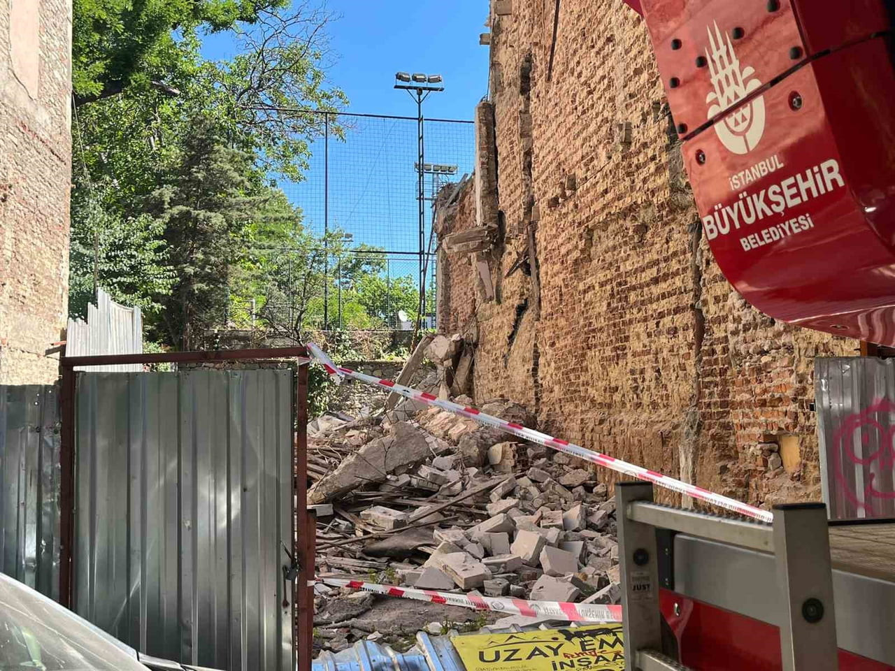 KADIKÖY CAFERAĞA MAHALLESİ'NDE KENTSEL DÖNÜŞÜM KAPSAMINDA YIKIMI YAPILAN BİR BİNADA GÖÇÜK MEYDANA...