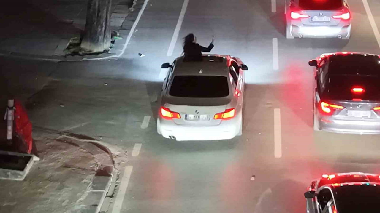 KADIKÖY SAHİL YOLU’NDA SEYİR HALİNDEKİ BİR OTOMOBİLDE SUNROOFTAN ÇIKAN SÜRÜCÜ, HEM KENDİ CANINI...