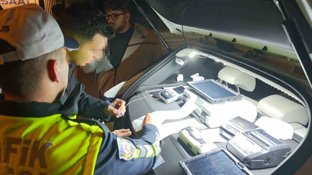 KADIKÖY SAHİLYOLUNDA GERÇEKLEŞTİRİLEN TRAFİK DENETİMLERİNDE EGZOZUNDA USULSÜZ İŞLEM BULUNDUĞU...