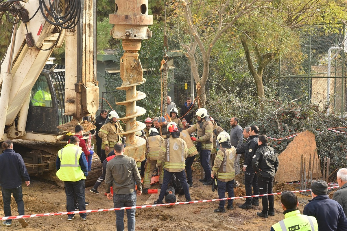 Kadıköy'de inşaat alanındaki çukura düşerek yaralanan işçi, itfaiye tarafından kurtarıldıktan...