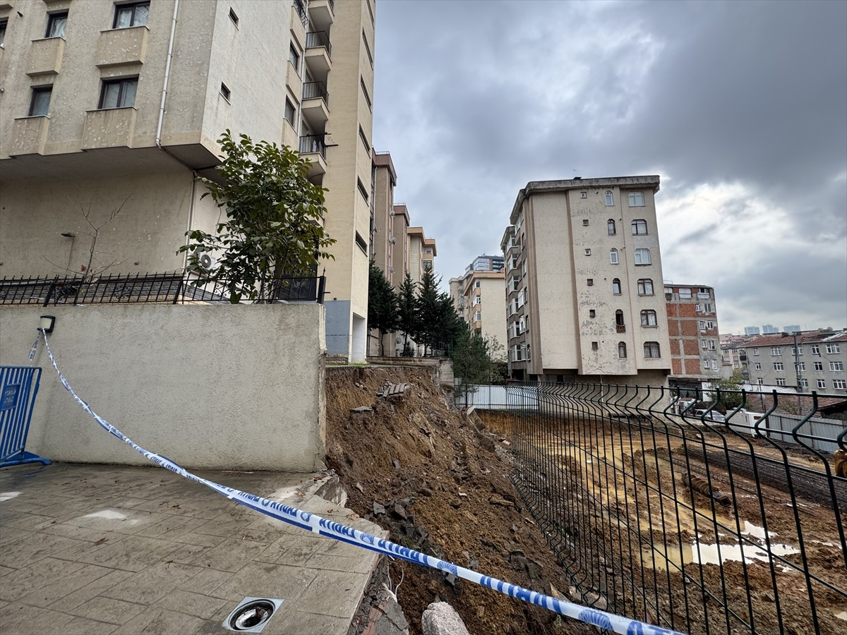 Kadıköy'de inşaat şantiyesi ile yanındaki apartman arasında bulunan istinat duvarı, aşırı yağışın...