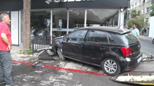 Kadıköy'de kadın sürücü galeriye daldı