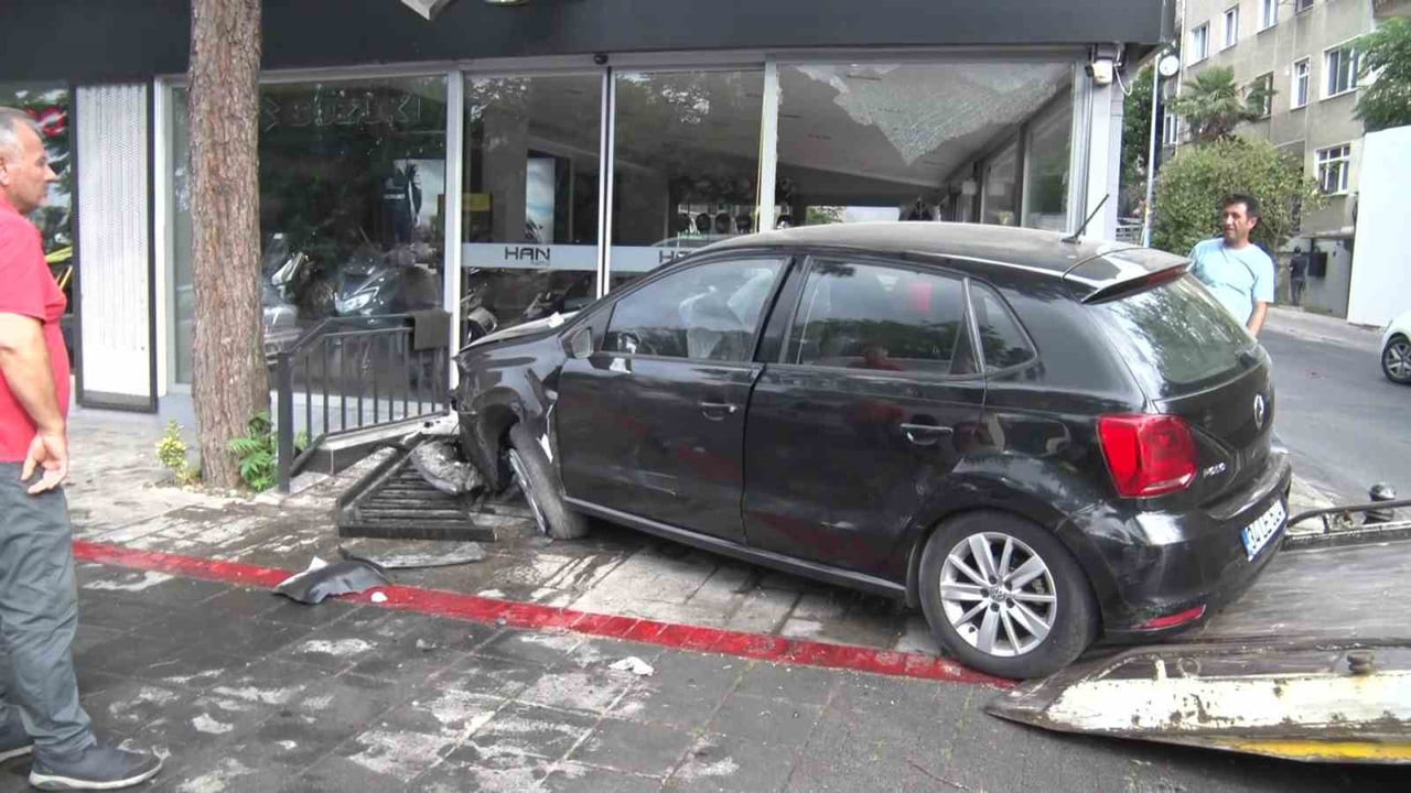 KADIKÖY'DE KADIN SÜRÜCÜNÜN KULLANDIĞI OTOMOBİL, SÜRÜCÜNÜN DİREKSİYON HAKİMİYETİNİ KAYBETMESİ...