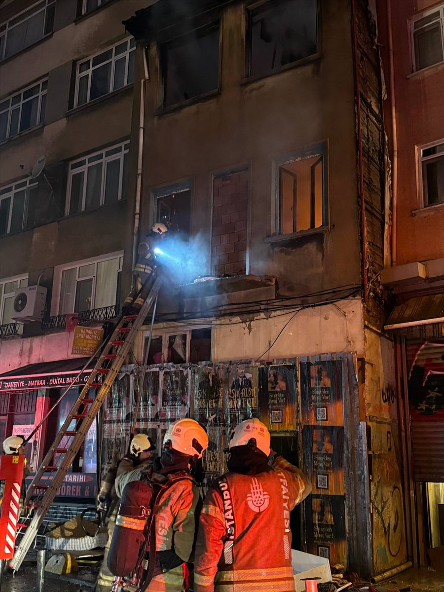 Kadıköy'de metruk binada çıkan yangında pencereden atlayarak ağır yaralanan kişi hastanede tedavi...