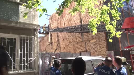 Kadıköy'de yıkım sırasında 2 işçi göçük altında kaldı