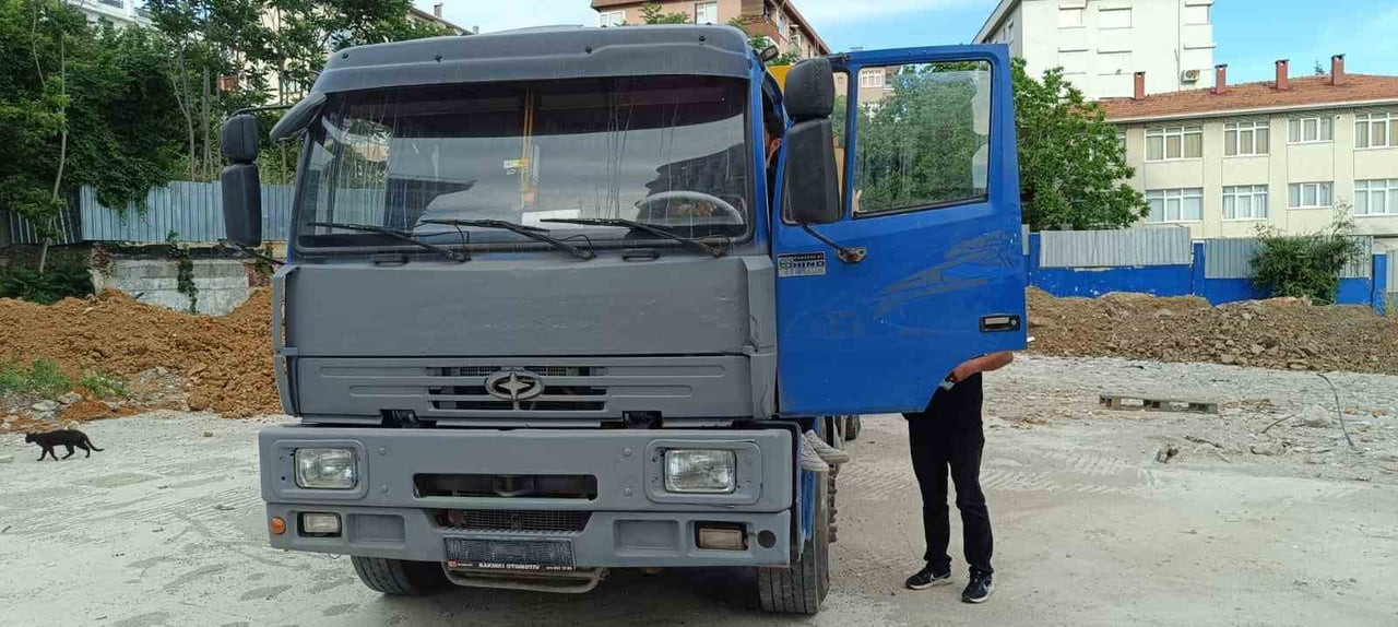 KADIKÖY’DE BOŞ ARSAYA KAÇAK TOPRAK DÖKTÜĞÜ TESPİT EDİLEN; EHLİYETSİZ VE PLAKASIZ ŞEKİLDE YAKALANAN...