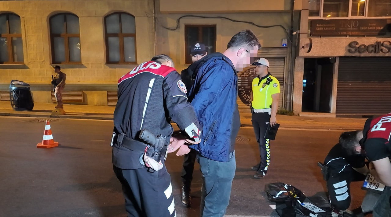 KADIKÖY’DE POLİS EKİPLERİNCE HELİKOPTER DESTEKLİ GERÇEKLEŞTİRİLEN ASAYİŞ VE TRAFİK UYGULAMASINDA...