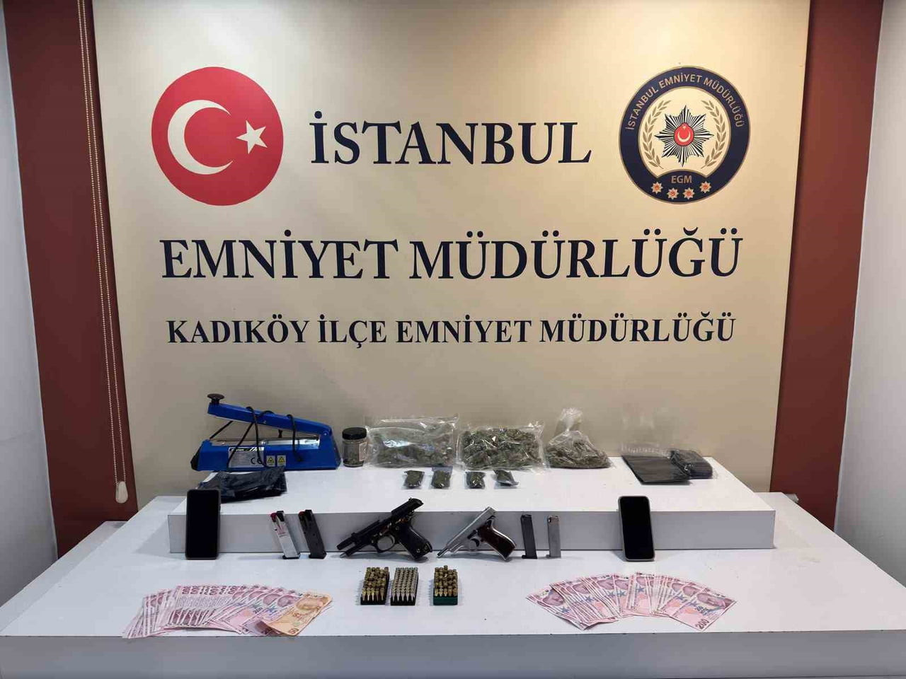 KADIKÖY’DE POLİSTEN KAÇMAYA ÇALIŞAN MOTOSİKLETLİ 2 ŞÜPHELİ, YAŞANAN KISA SÜRELİ KOVALAMACANIN...