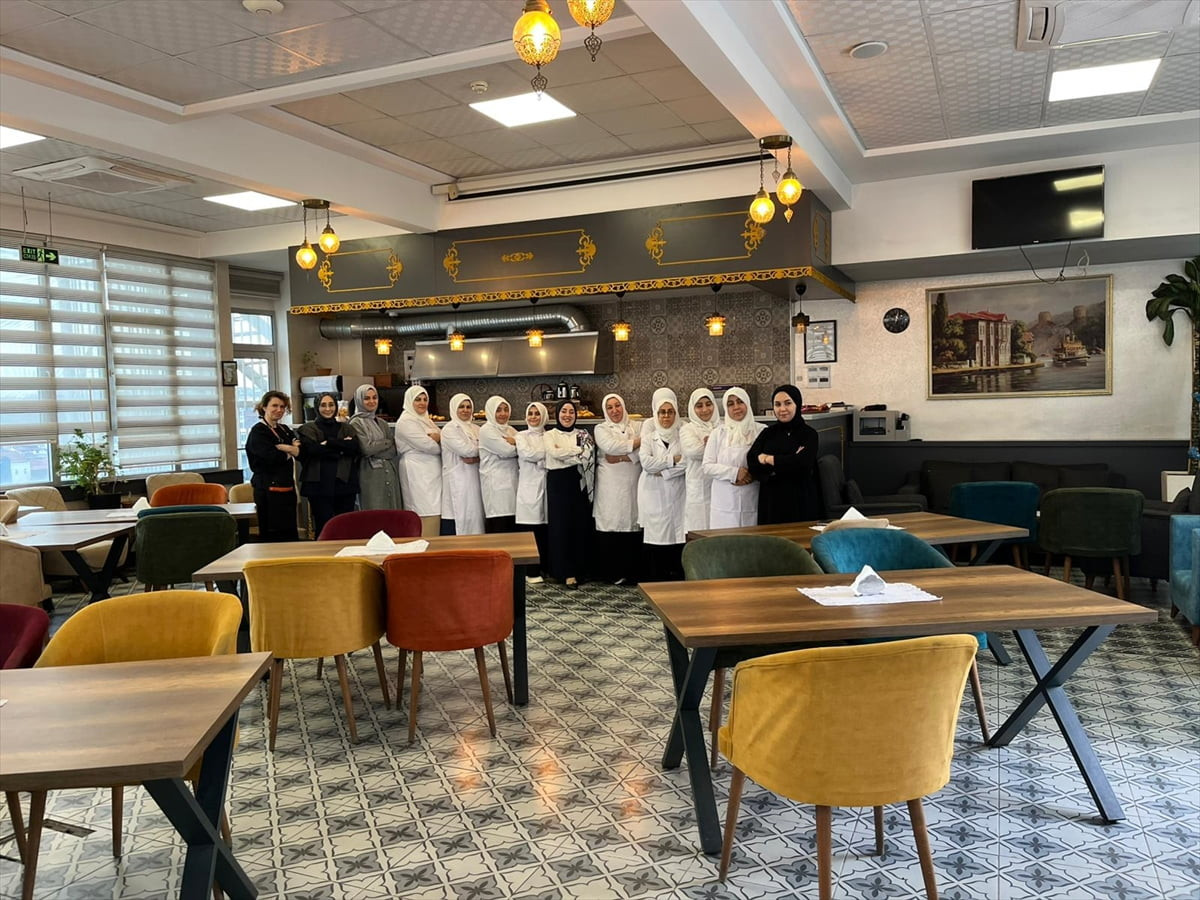 Kadın girişimciliğini destekleyen Halkbank Üreten Kadınlar Yarışması'nda ödül alan Hemdem Kadın...