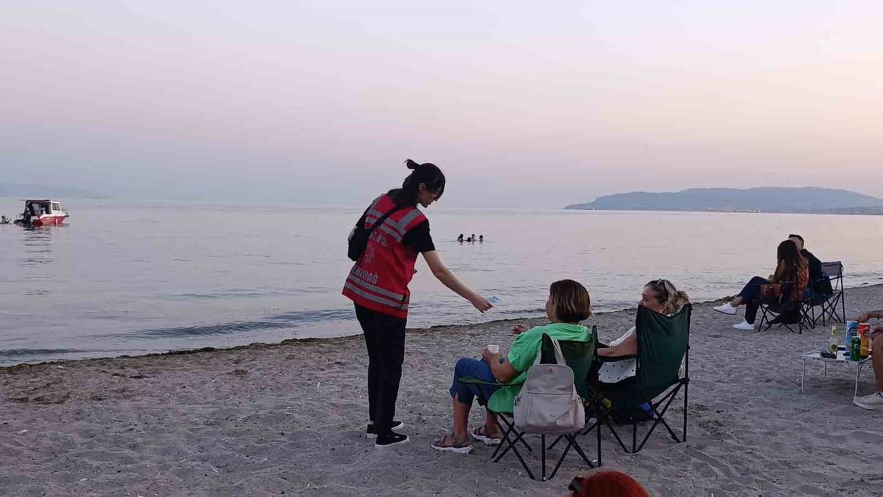 Kadın polisler sahilde bilgilendirme çalışması yaptı