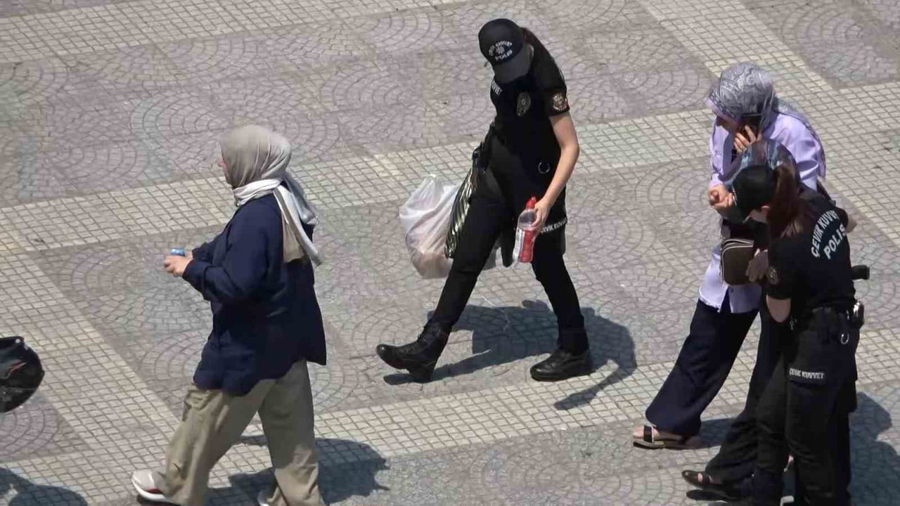KADIN POLİSLERİN KOLUNA GİREREK TAŞIMASI