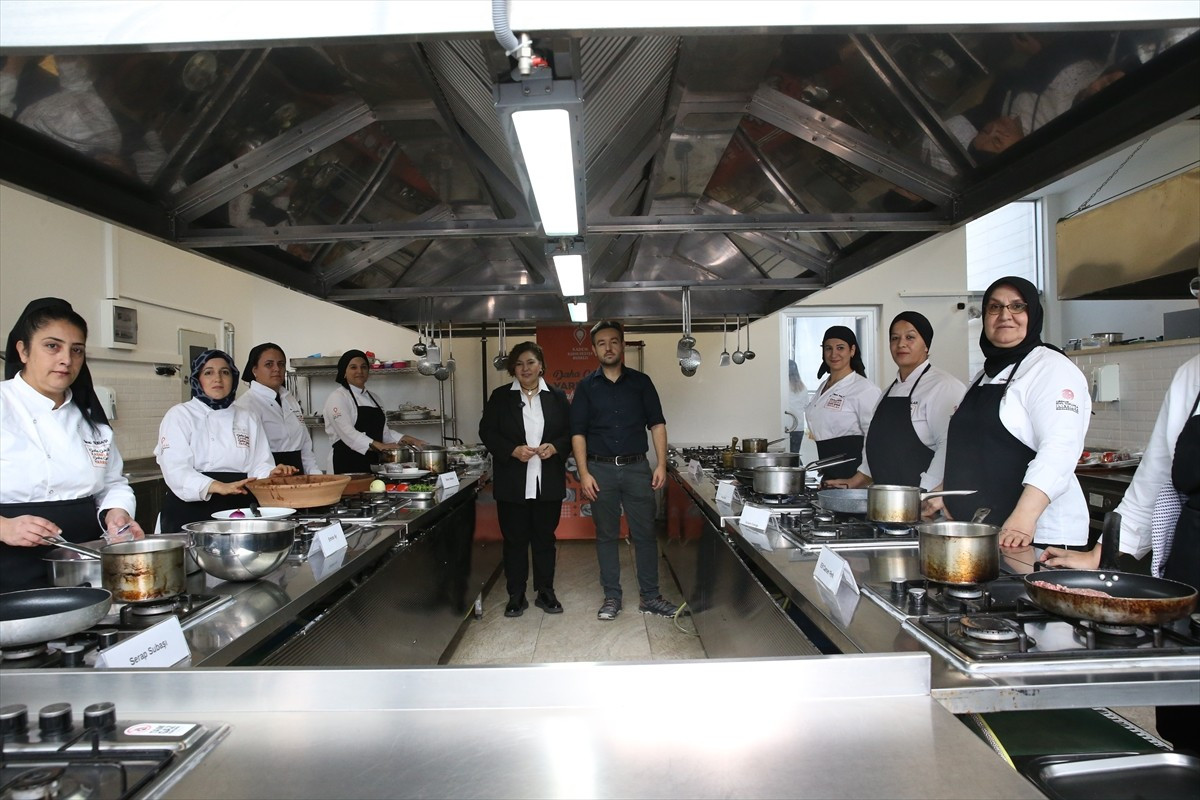 Kadın ve Demokrasi Vakfınca (KADEM) 6 Şubat 2023'teki depremlerin ardından başlatılan "Daha Güçlü...