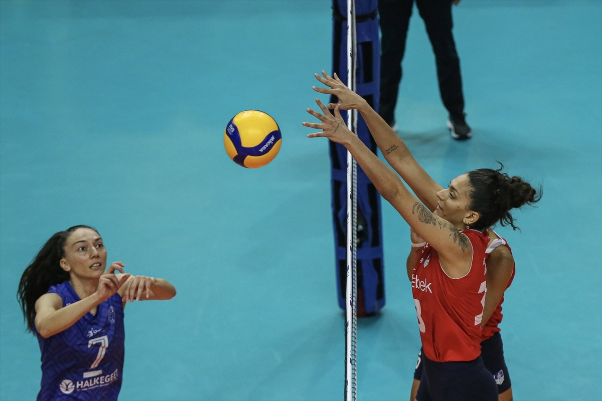 Kadınlar AXA Sigorta Kupa Voley 3. Grup'ta Aydın Büyükşehir Belediyespor ile Bahçelievler...