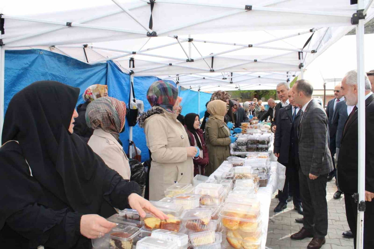 KADINLAR HAZIRLADIKLARI EVLERİNDE HAZIRLADIKLARI ÜRÜNLERİ SEFA İÇİN SATTI.