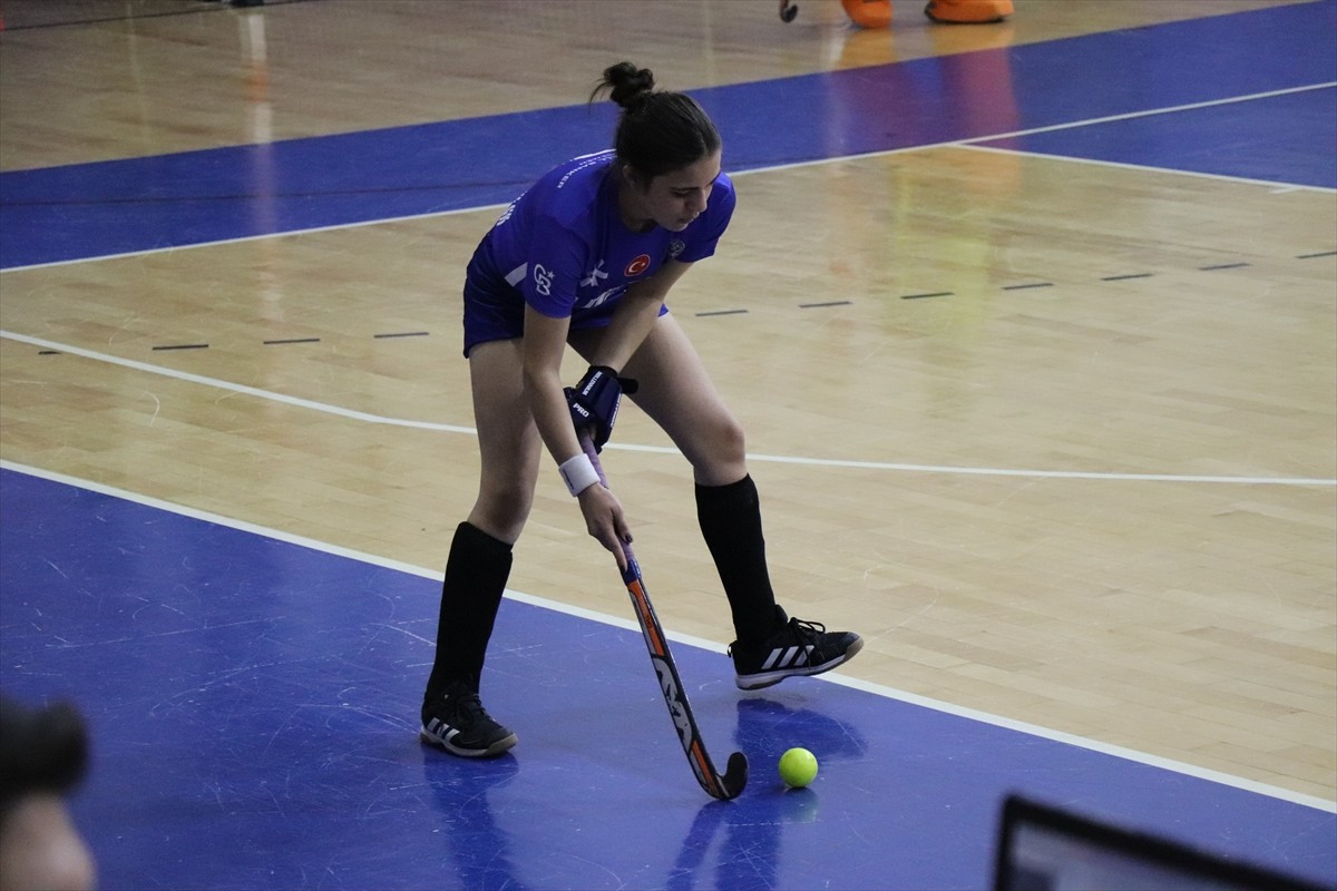 Kadınlar Salon Hokeyi Süper Lig maçları, Antalya'nın Alanya ilçesinde başladı.