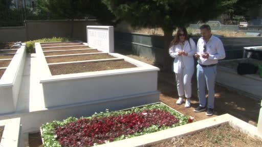 Kadir İnanır’ın kabri çiçeklerle donatıldı: Sevenleri yalnız bırakmadı