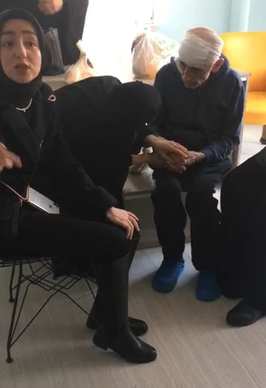 KAFASI SARILI OLAN YAŞLI VATANDAŞIN YAKINLARI, ÇALIŞANLARA TEPKİ GÖSTERDİ