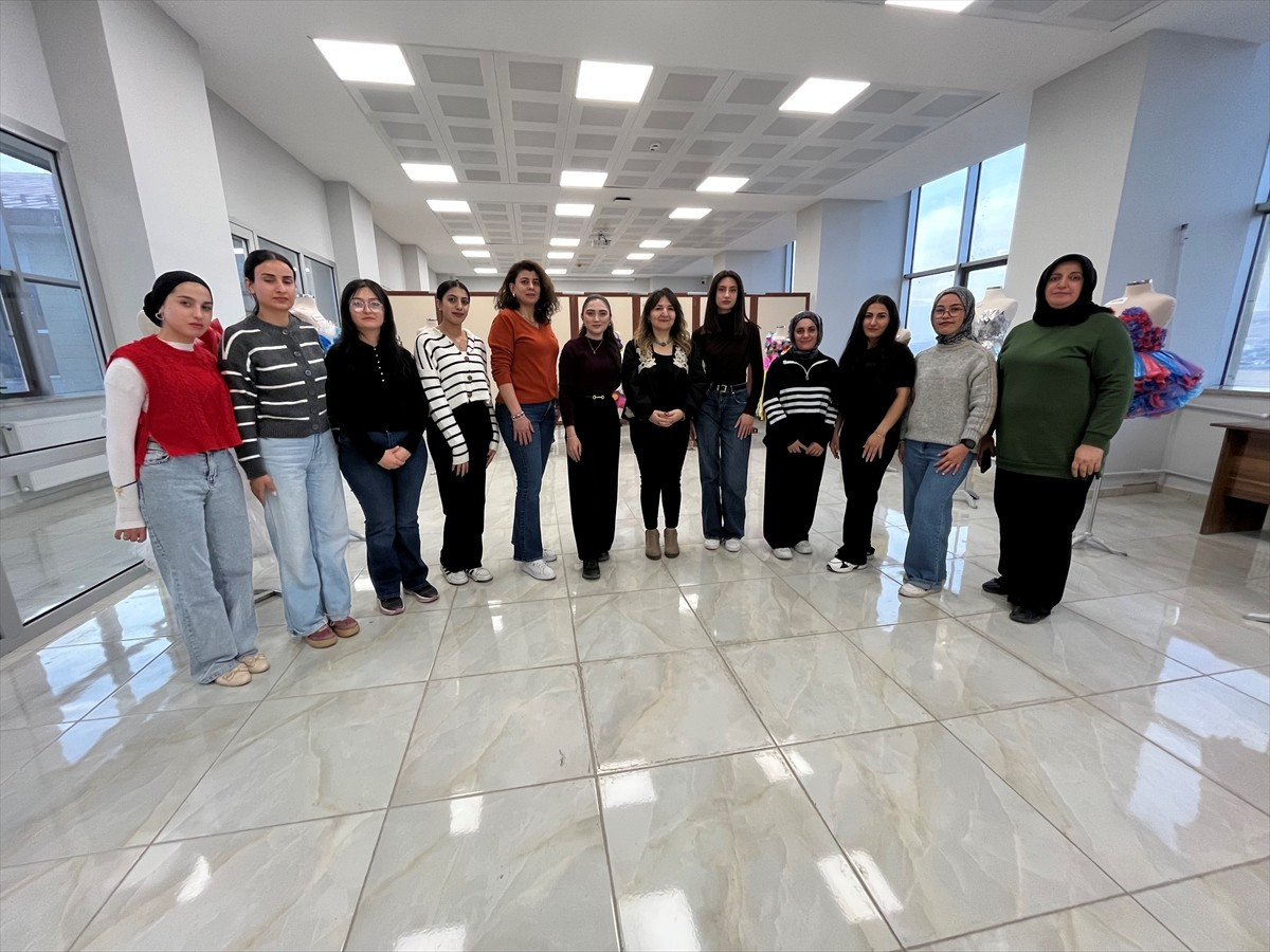 Kafkas Üniversitesi (KAÜ) Güzel Sanatlar Meslek Yüksekokulu öğrencileri, turşu bidonu, un çuvalı...