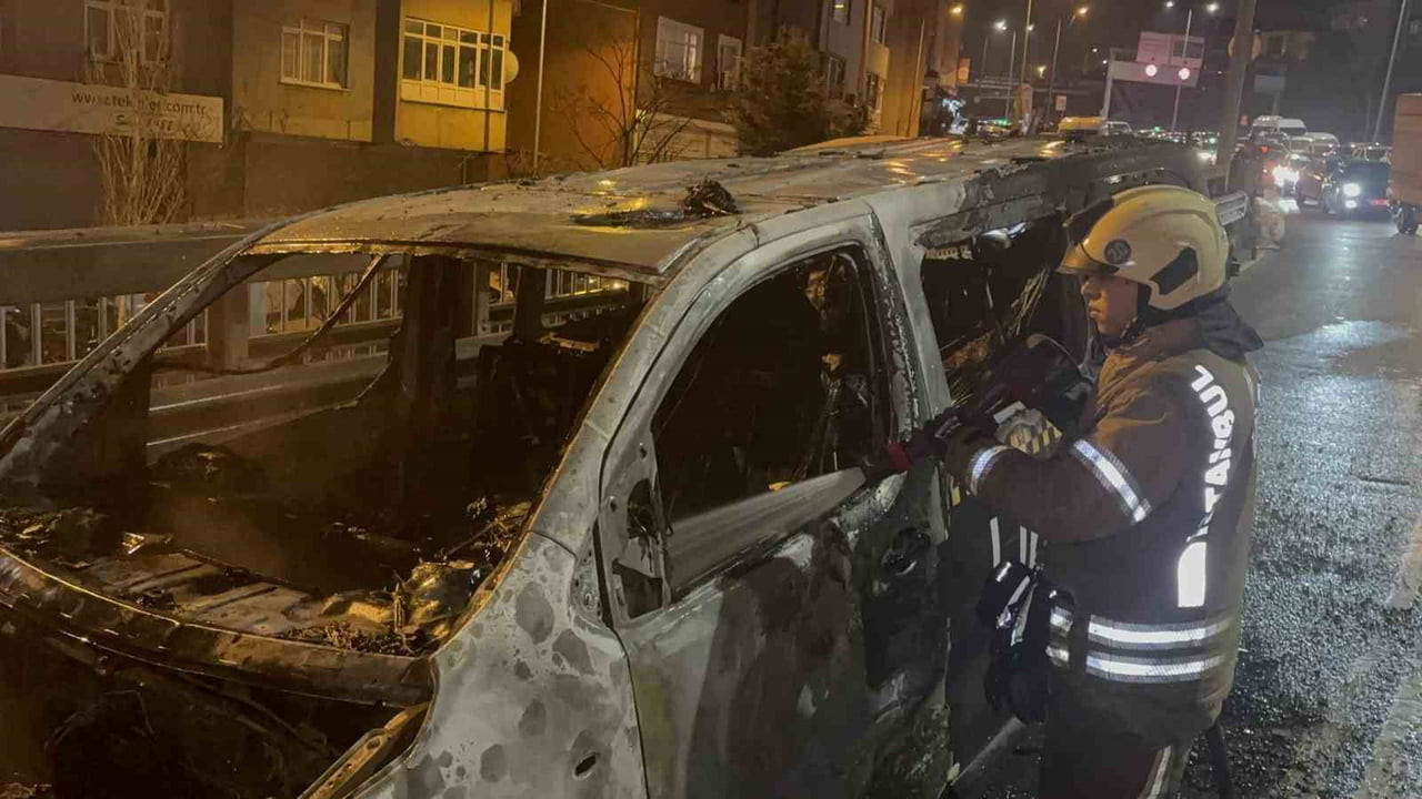 KAĞITHANE OKMEYDANI’NDA SEYİR HALİNDE OLAN BİR TİCARİ TAKSİDE ALEVLER YÜKSELDİ. DURUMU FARK EDEN...