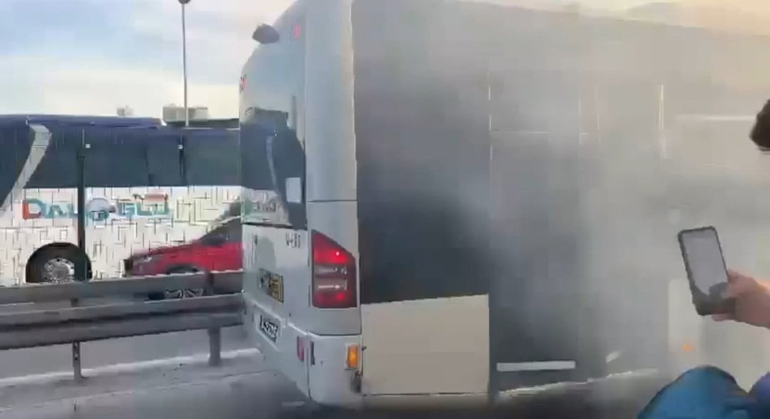 KAĞITHANE''DE BİR METROBÜSÜN MOTOR KISMINDA ÇIKAN YANGIN PANİĞE SEBEP OLDU. YOLCULAR HIZLA TAHLİYE...