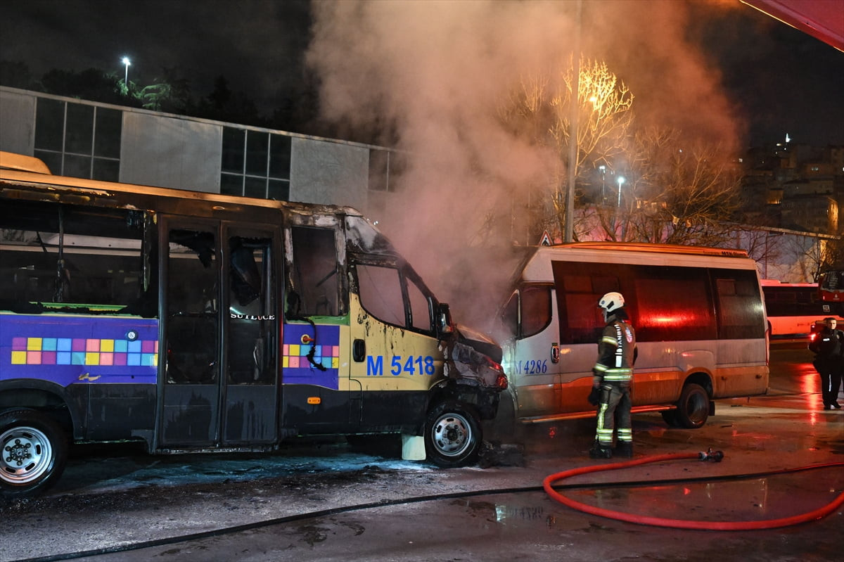 Kağıthane'de akaryakıt istasyonunda park halindeki 2 minibüste çıkan yangın itfaiye ekiplerince...