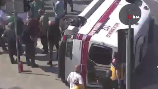 Kağıthane'de ambulans ile motosiklet çarpıştı: 4 yaralı