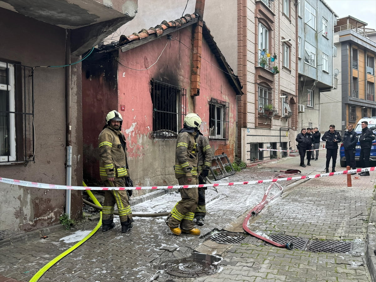 Kağıthane'de bir gecekonduda çıkan yangın söndürüldükten sonra evde bulunan bir kişinin cansız...